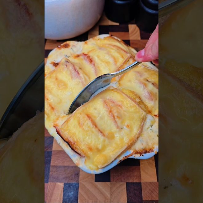 Gratin de pommes de terre au jambon et à la raclette