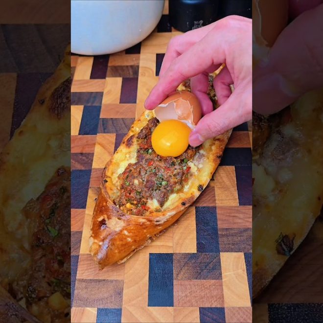 Pide turque à la viande et au fromage