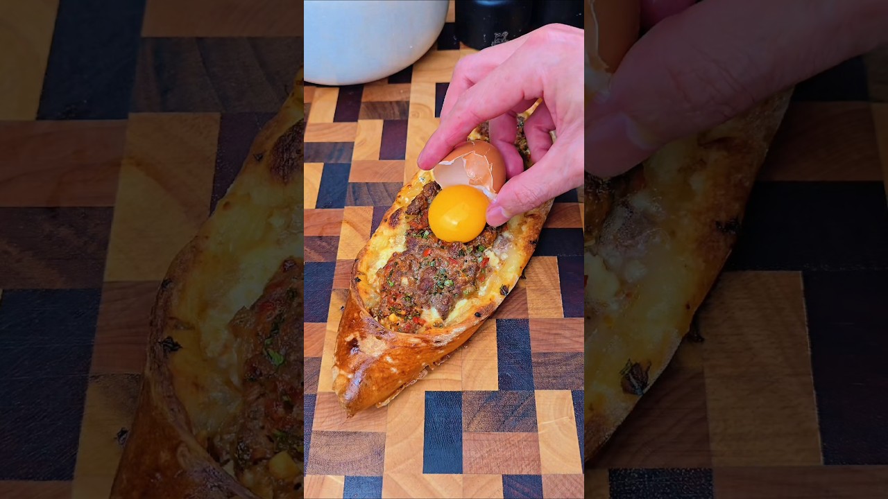 Pide turque à la viande et au fromage